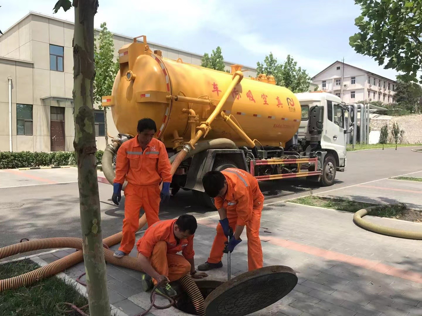 蓬莱镇化粪池清理与5-8吨吸粪车施工效率分析